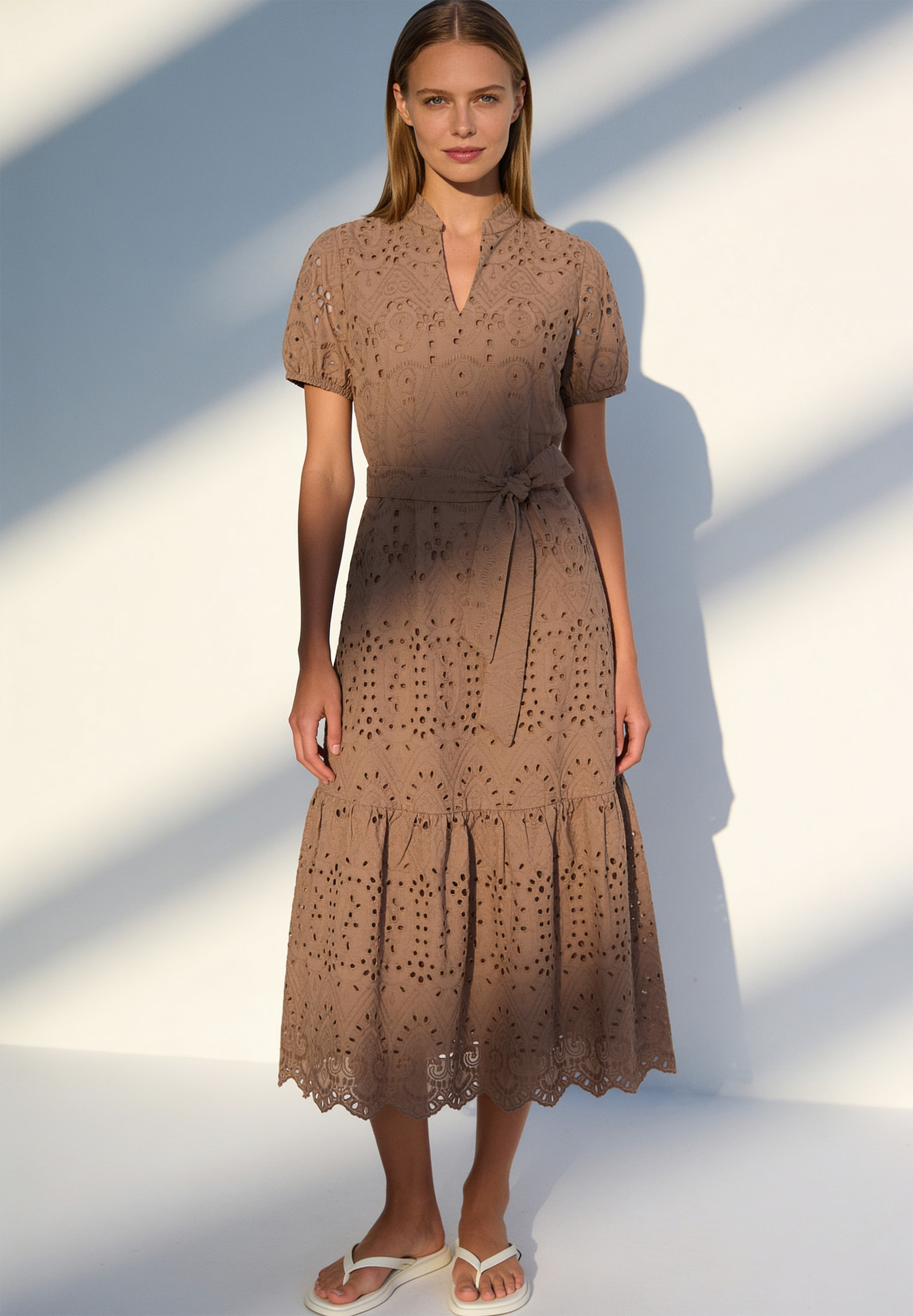 AI generated - MORE & MORE Midi-Spitzenkleid in Braun mit kurzen Ärmeln und Taillenband. Leicht transparent, hautfreundlich und komfortabel.