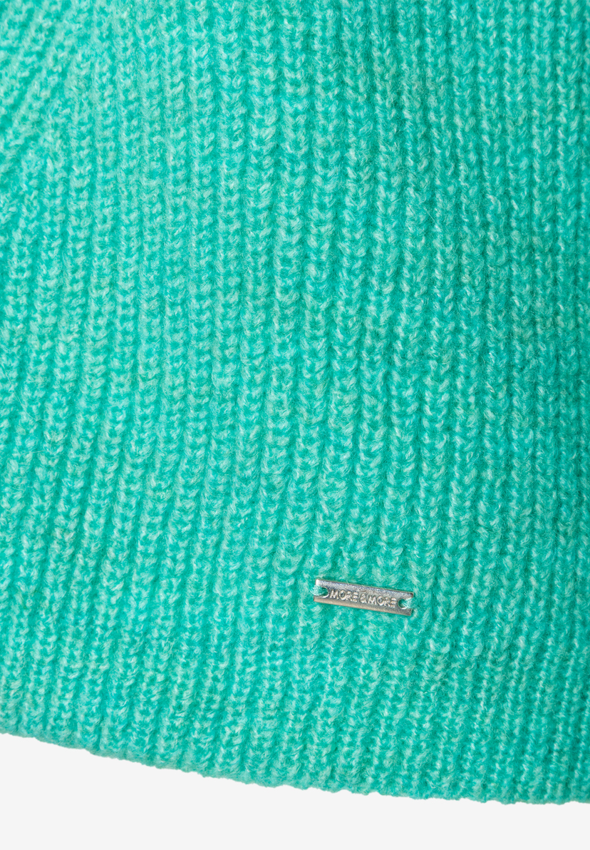 Nahaufnahme eines türkisfarbenen Rippstrick-Oberteils von MORE & MORE, das warm und elastisch wirkt. Nahaufnahme eines türkisfarbenen Rippstrick-Oberteils von MORE & MORE, das warm und elastisch wirkt.
