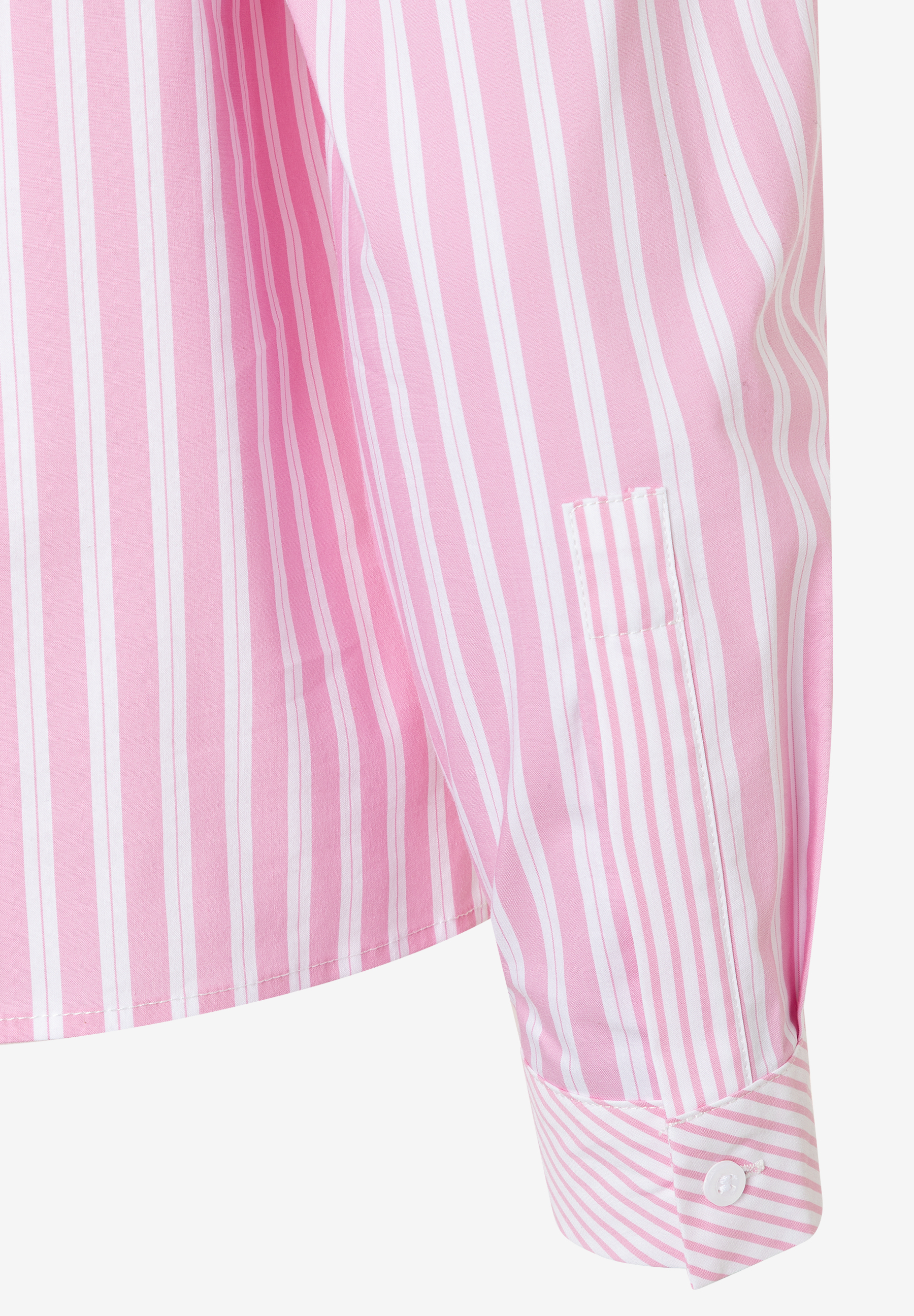 Nahaufnahme einer MORE & MORE Bluse mit rosa-weißen Streifen und Ärmeldetails. Nahaufnahme einer MORE & MORE Bluse mit rosa-weißen Streifen und Ärmeldetails.