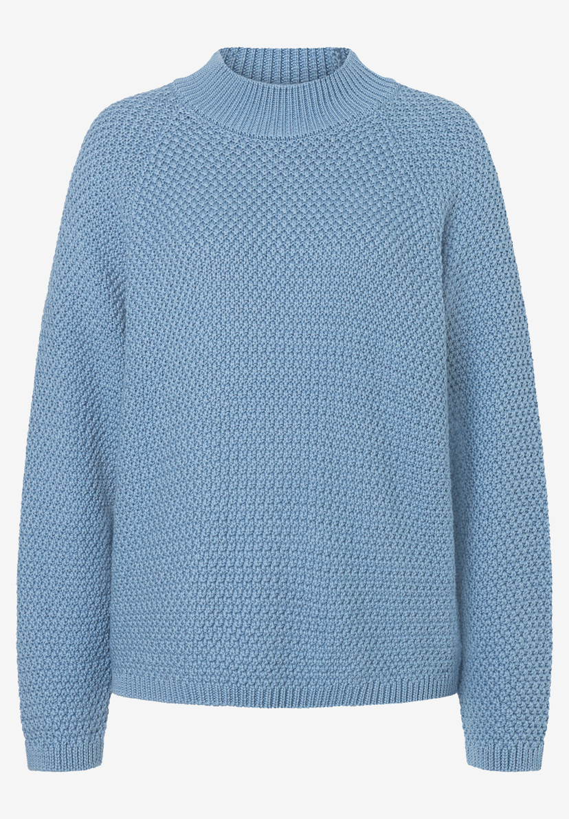 MORE & MORE Damen-Pullover aus Strick in Hellblau, mit geripptem Stehkragen und Bündchen. Der Pullover hat ein grobmaschiges Muster.