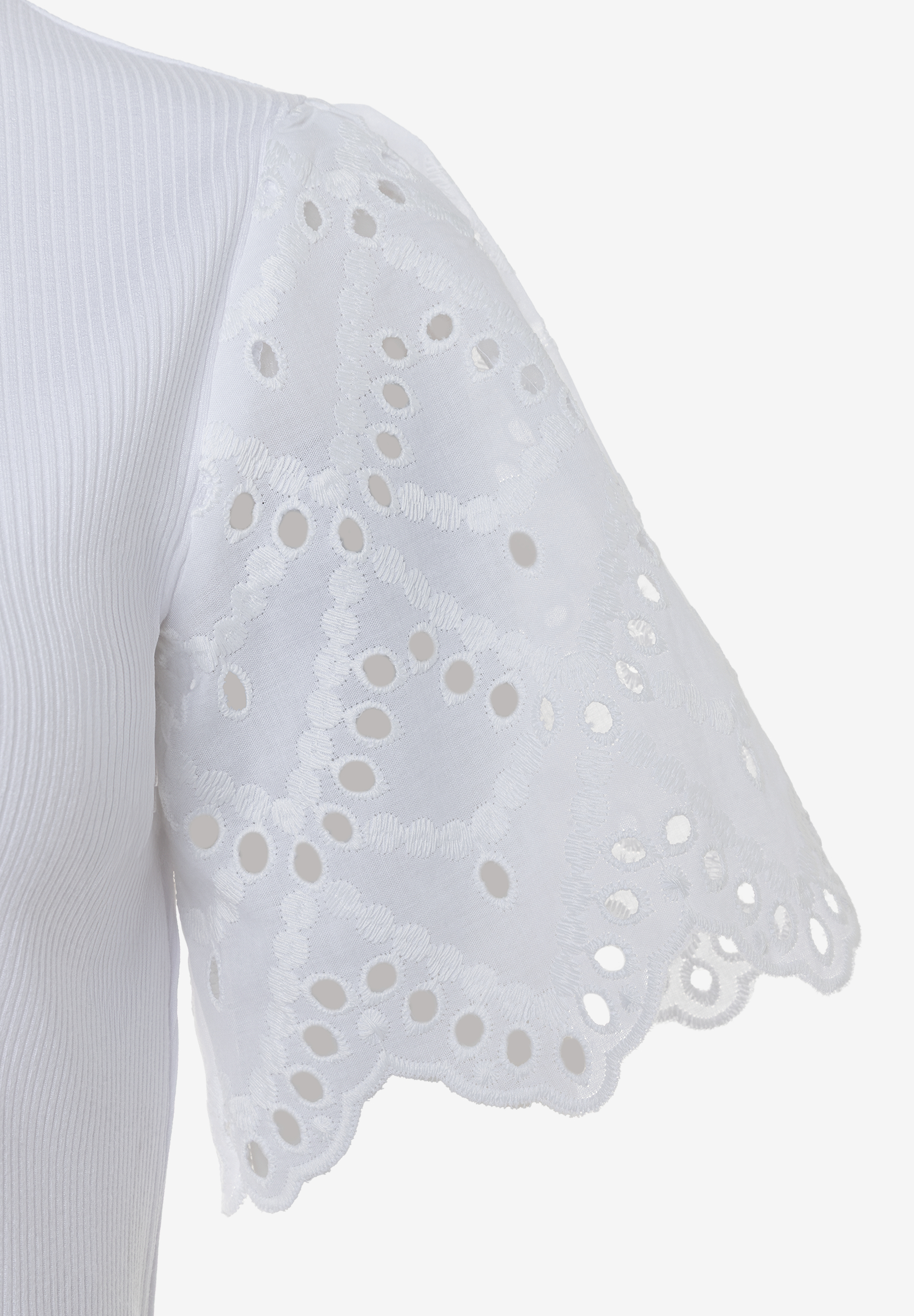 Detailaufnahme eines weißen MORE & MORE T-Shirts mit Lochstickerei am Ärmel.