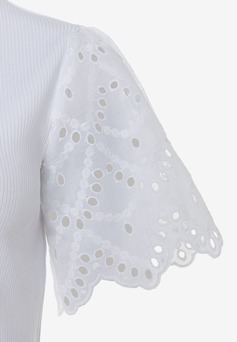 Detailaufnahme eines weißen MORE & MORE T-Shirts mit Lochstickerei am Ärmel.
