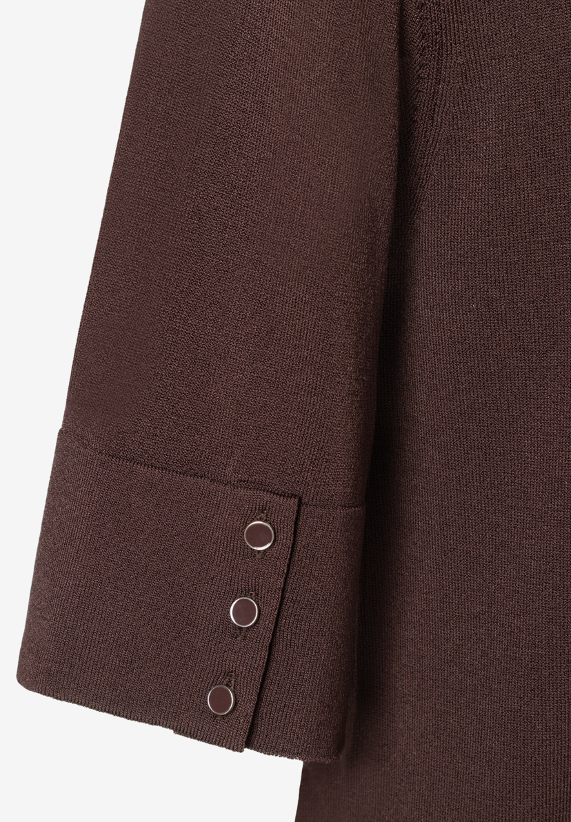 MORE & MORE Feinstrick-Pullover in Braun. Nahaufnahme vom Ärmel mit drei silbernen Knöpfen an der Manschette. MORE & MORE Feinstrick-Pullover in Braun. Nahaufnahme vom Ärmel mit drei silbernen Knöpfen an der Manschette.