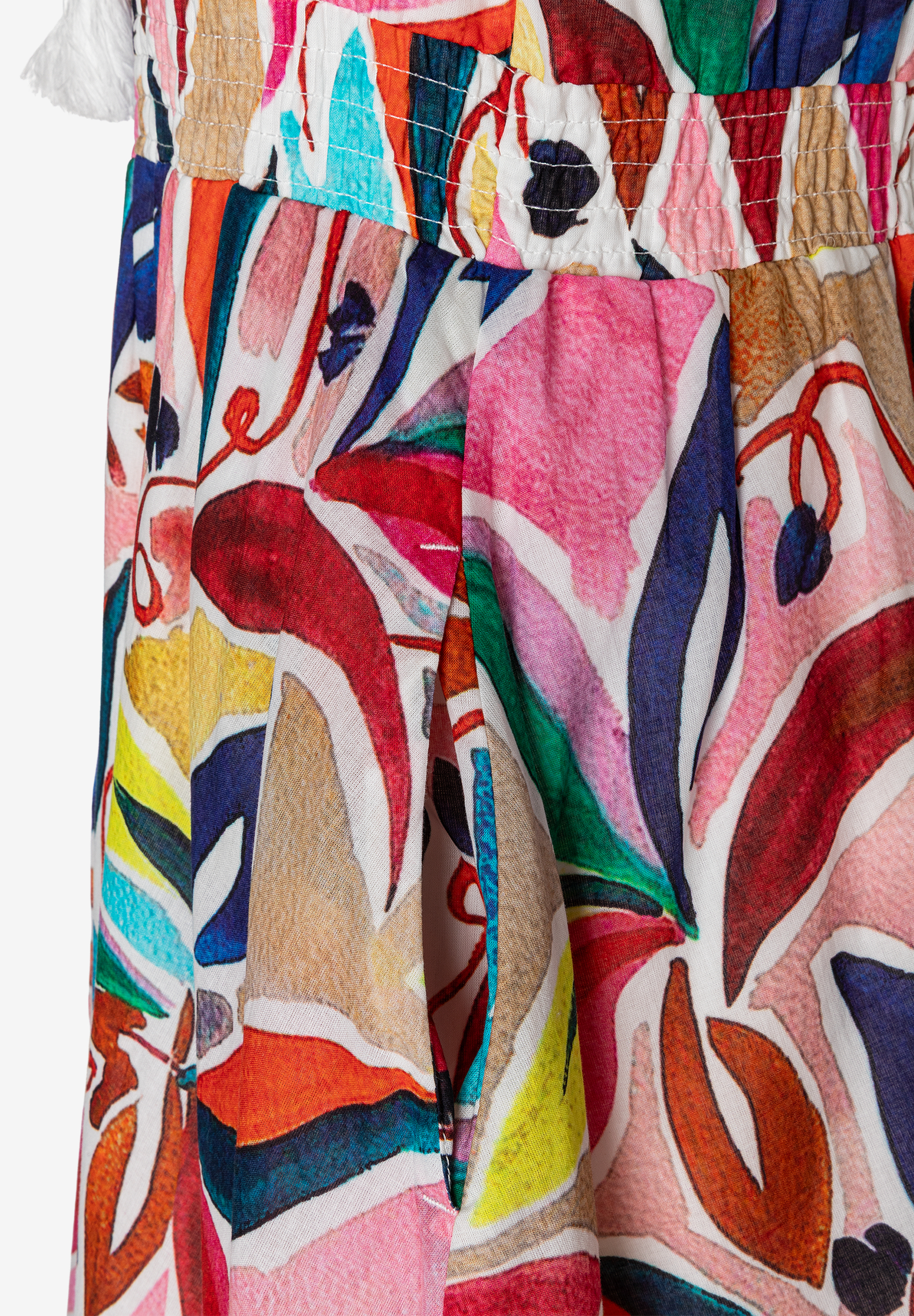 Nahaufnahme eines leichten MORE & MORE Oberteils aus Voile mit bunten, floralen Mustern. Nahaufnahme eines leichten MORE & MORE Oberteils aus Voile mit bunten, floralen Mustern.