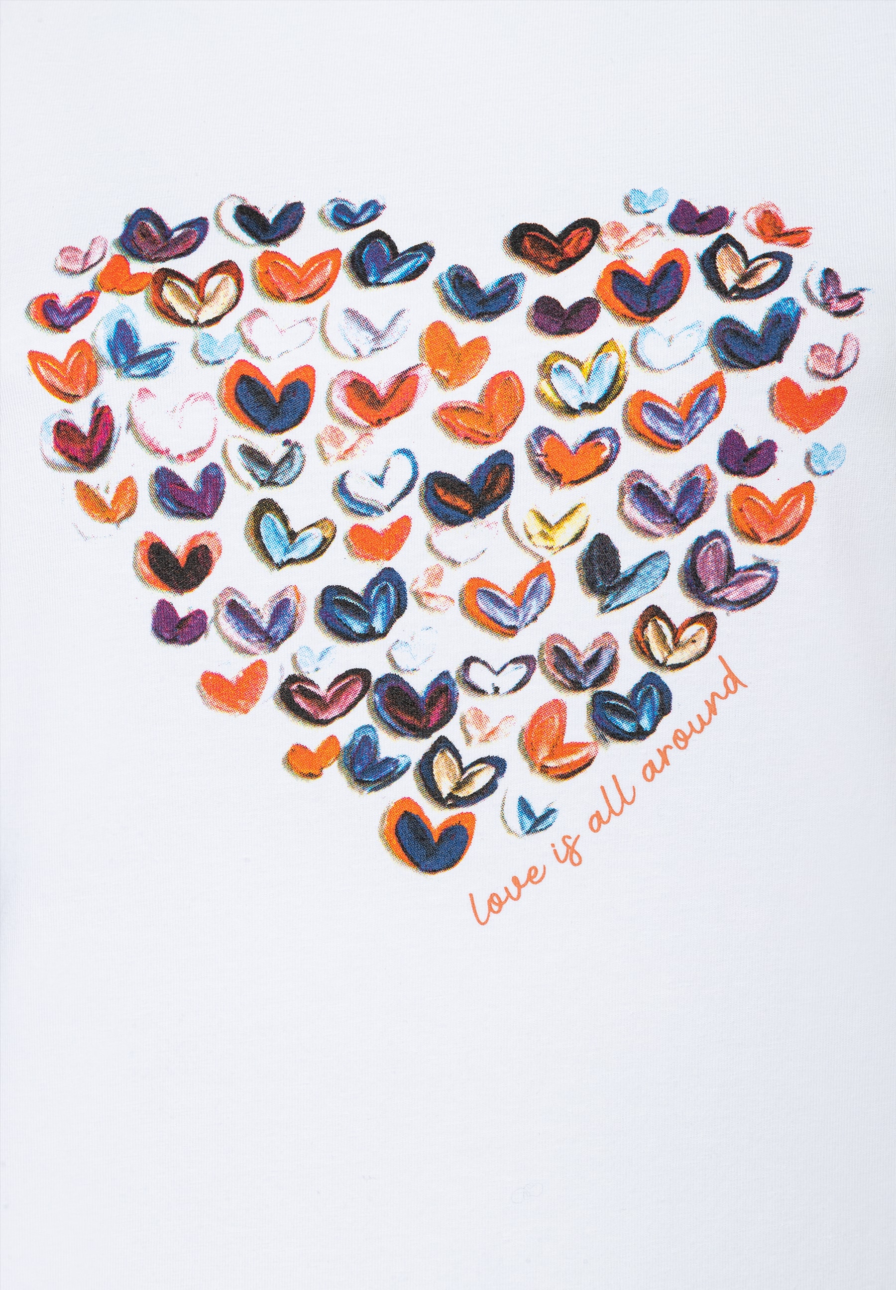 Ein weißes MORE & MORE Oberteil mit bunten Herzchen, die ein großes Herz formen. Der Schriftzug „Love is all around“ ist abgebildet. Ein weißes MORE & MORE Oberteil mit bunten Herzchen, die ein großes Herz formen. Der Schriftzug „Love is all around“ ist abgebildet.
