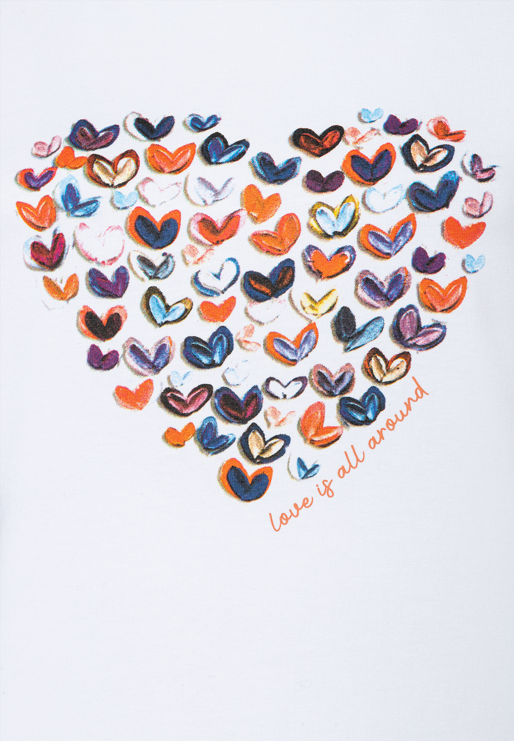 Ein weißes MORE & MORE Oberteil mit bunten Herzchen, die ein großes Herz formen. Der Schriftzug „Love is all around“ ist abgebildet. Ein weißes MORE & MORE Oberteil mit bunten Herzchen, die ein großes Herz formen. Der Schriftzug „Love is all around“ ist abgebildet.