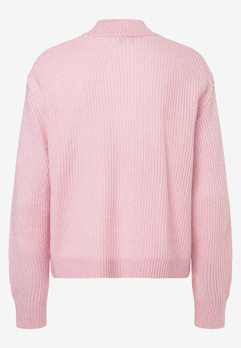 MORE & MORE rosafarbener Rippstrickpullover mit Stehkragen. Die Rückseite ist einfarbig, keine Muster oder Logos zu sehen. MORE & MORE rosafarbener Rippstrickpullover mit Stehkragen. Die Rückseite ist einfarbig, keine Muster oder Logos zu sehen.