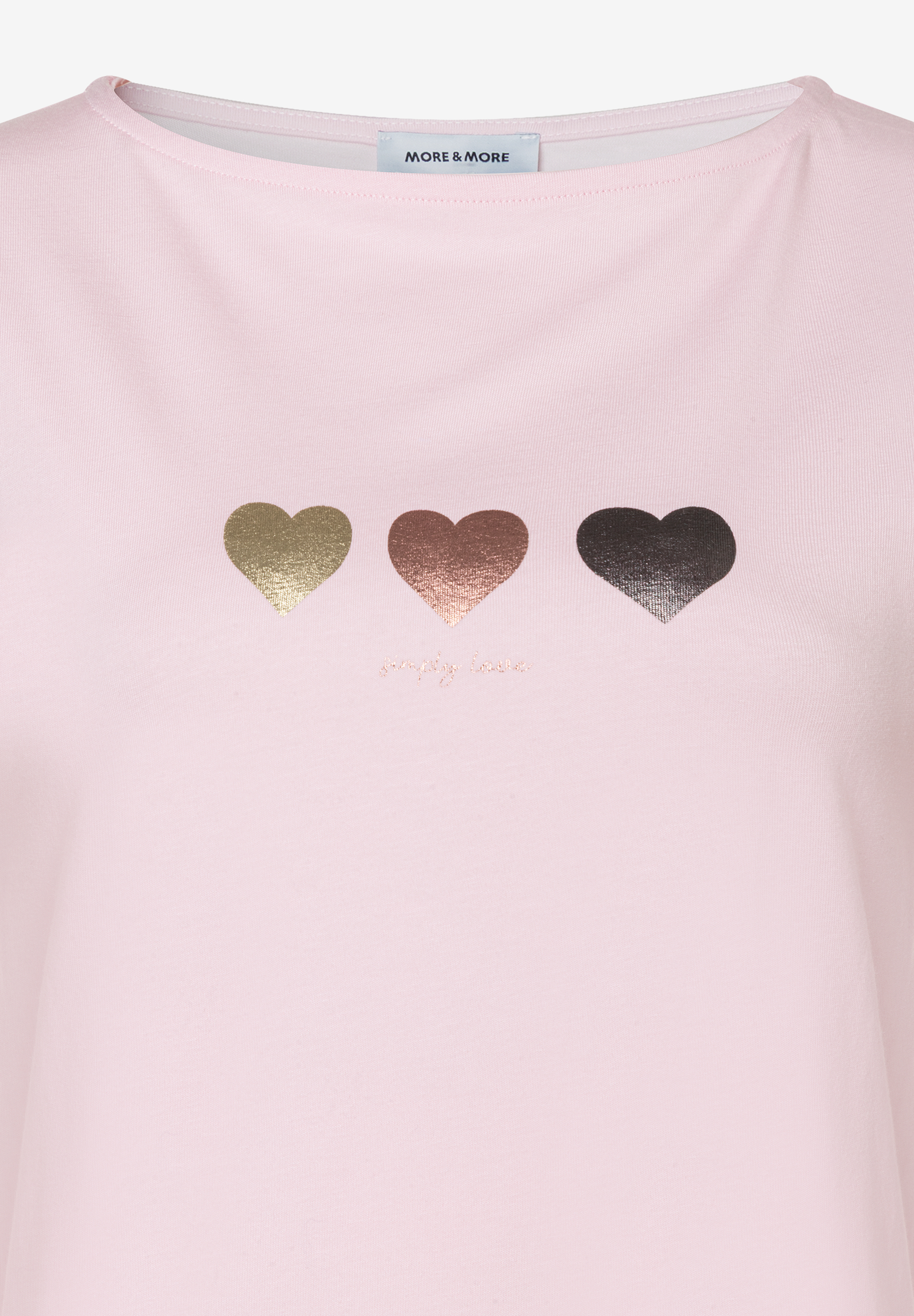 Ein MORE & MORE T-Shirt in Rosa mit drei verschiedenfarbigen Herzen und der Aufschrift 'simply love'. Ein MORE & MORE T-Shirt in Rosa mit drei verschiedenfarbigen Herzen und der Aufschrift 'simply love'.