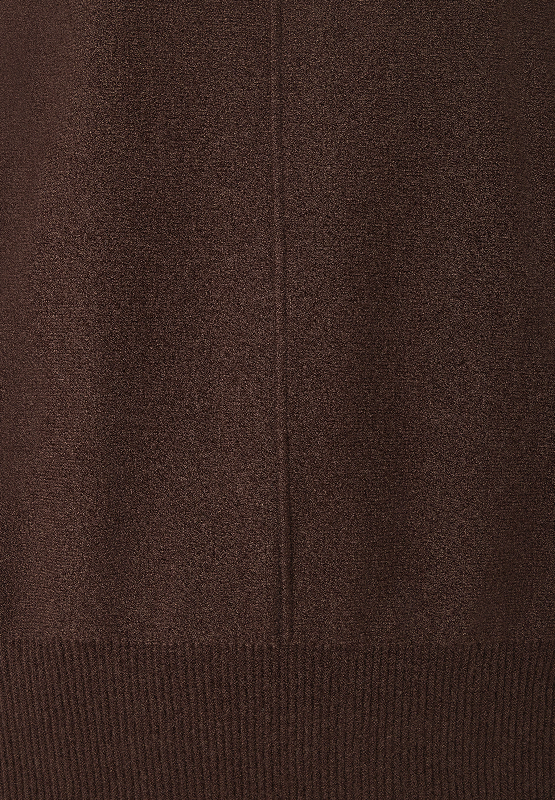 MORE & MORE Pullover & Strickwaren: Nahaufnahme von braunem Stoff mit feiner Textur und geripptem Saum. Vertikale Naht. MORE & MORE Pullover & Strickwaren: Nahaufnahme von braunem Stoff mit feiner Textur und geripptem Saum. Vertikale Naht.