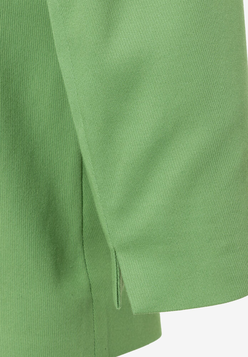 Detailaufnahme eines grünen Blazers von MORE & MORE. Die Viskosemischung bietet Stretch und Komfort. Detailaufnahme eines grünen Blazers von MORE & MORE. Die Viskosemischung bietet Stretch und Komfort.