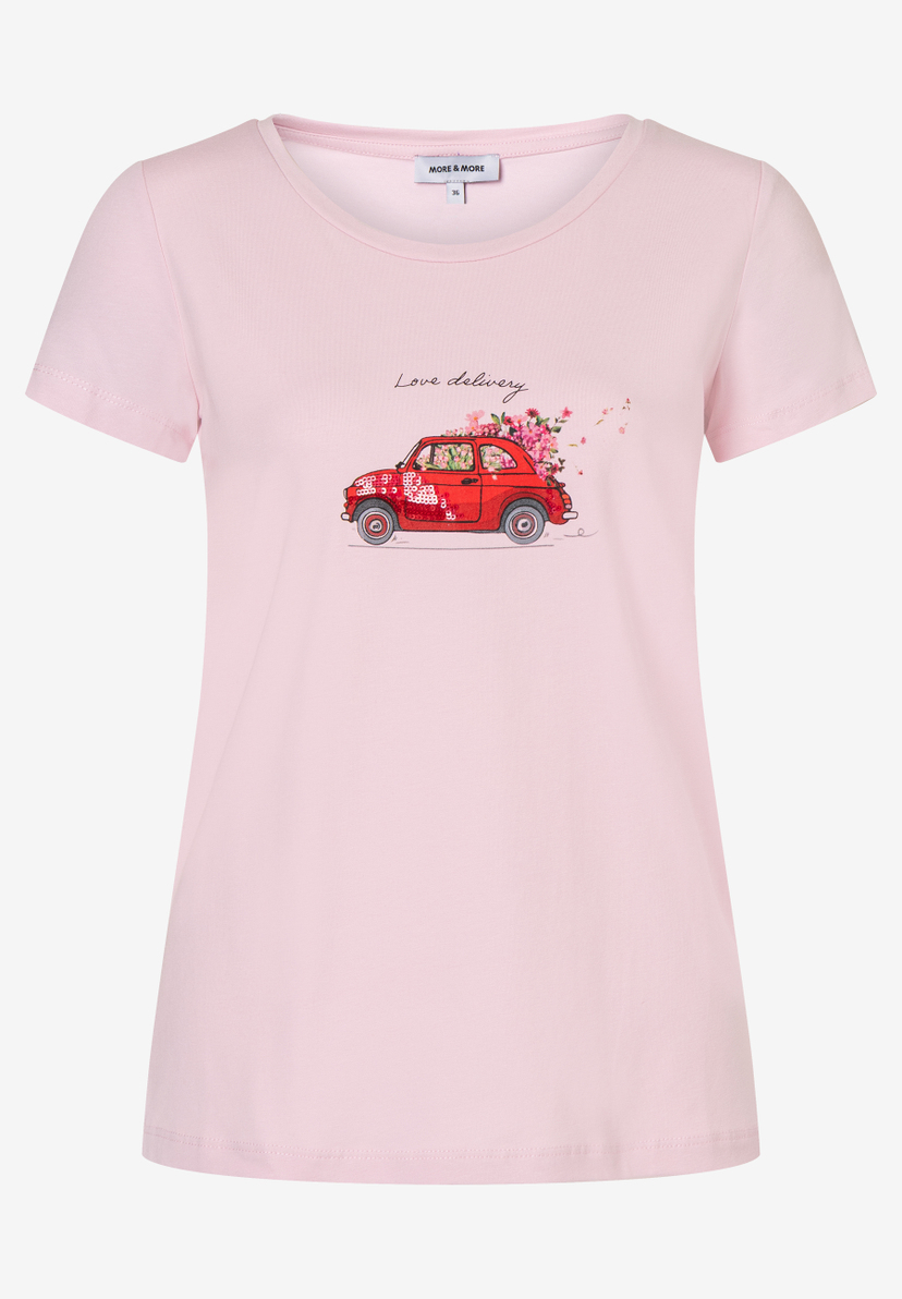 Ein rosafarbenes T-Shirt von MORE & MORE mit einem roten Auto und Blumen als Motiv. Ein rosafarbenes T-Shirt von MORE & MORE mit einem roten Auto und Blumen als Motiv.