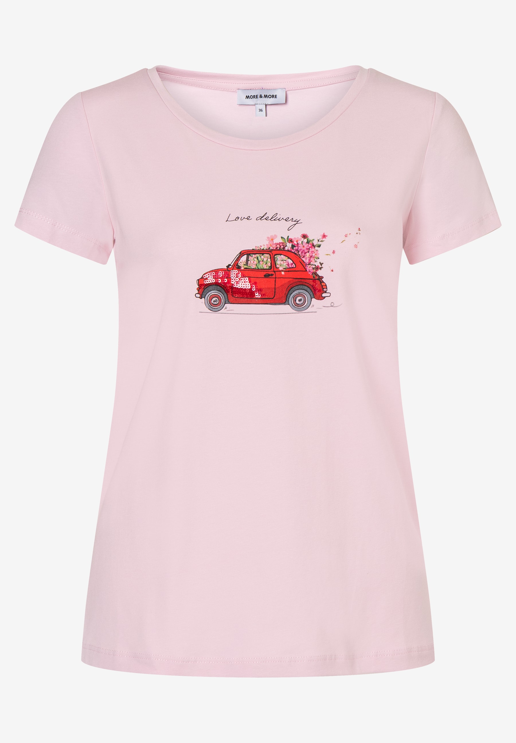 Ein rosafarbenes T-Shirt von MORE & MORE mit einem roten Auto und Blumen als Motiv.