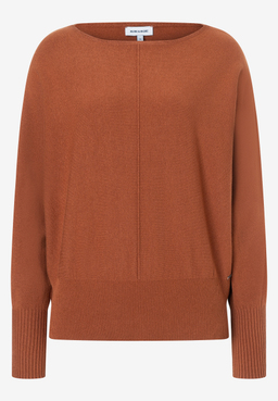 MORE & MORE Pullover: Ein warmer, zimtbrauner Feinstrickpullover mit U-Boot-Ausschnitt, senkrechter Ziernaht und Rippstrickbündchen.