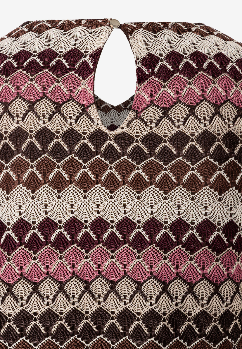 MORE & MORE Jacquard-Oberteil mit Rautenmuster in Pink, Creme und Braun, geknöpfter Schlitz am Nacken. MORE & MORE Jacquard-Oberteil mit Rautenmuster in Pink, Creme und Braun, geknöpfter Schlitz am Nacken.