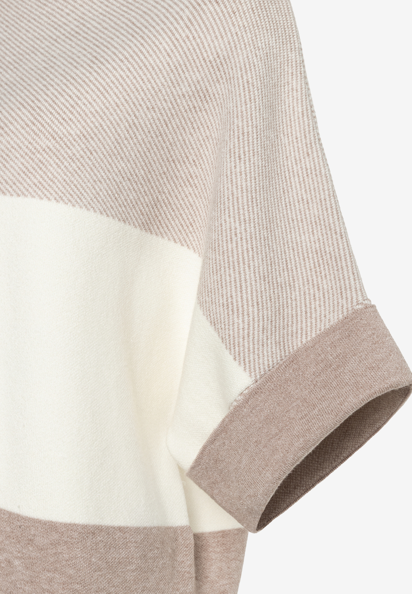 Nahaufnahme eines MORE & MORE Pullovers mit Blockstreifen. Nahaufnahme eines MORE & MORE Pullovers mit Blockstreifen.