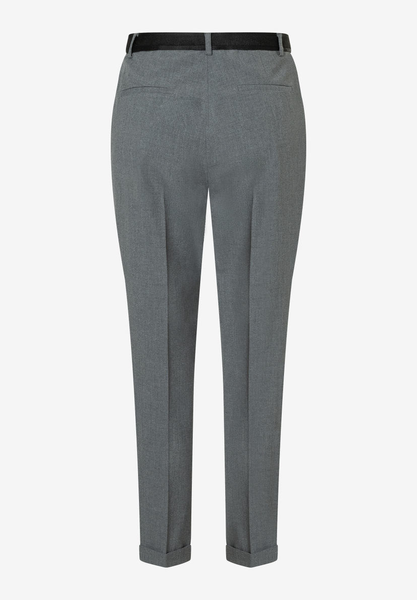 Eine graue MORE & MORE Hose, hinten mit schwarzem Bund, mit umgeschlagenem Saum. Eine graue MORE & MORE Hose, hinten mit schwarzem Bund, mit umgeschlagenem Saum.
