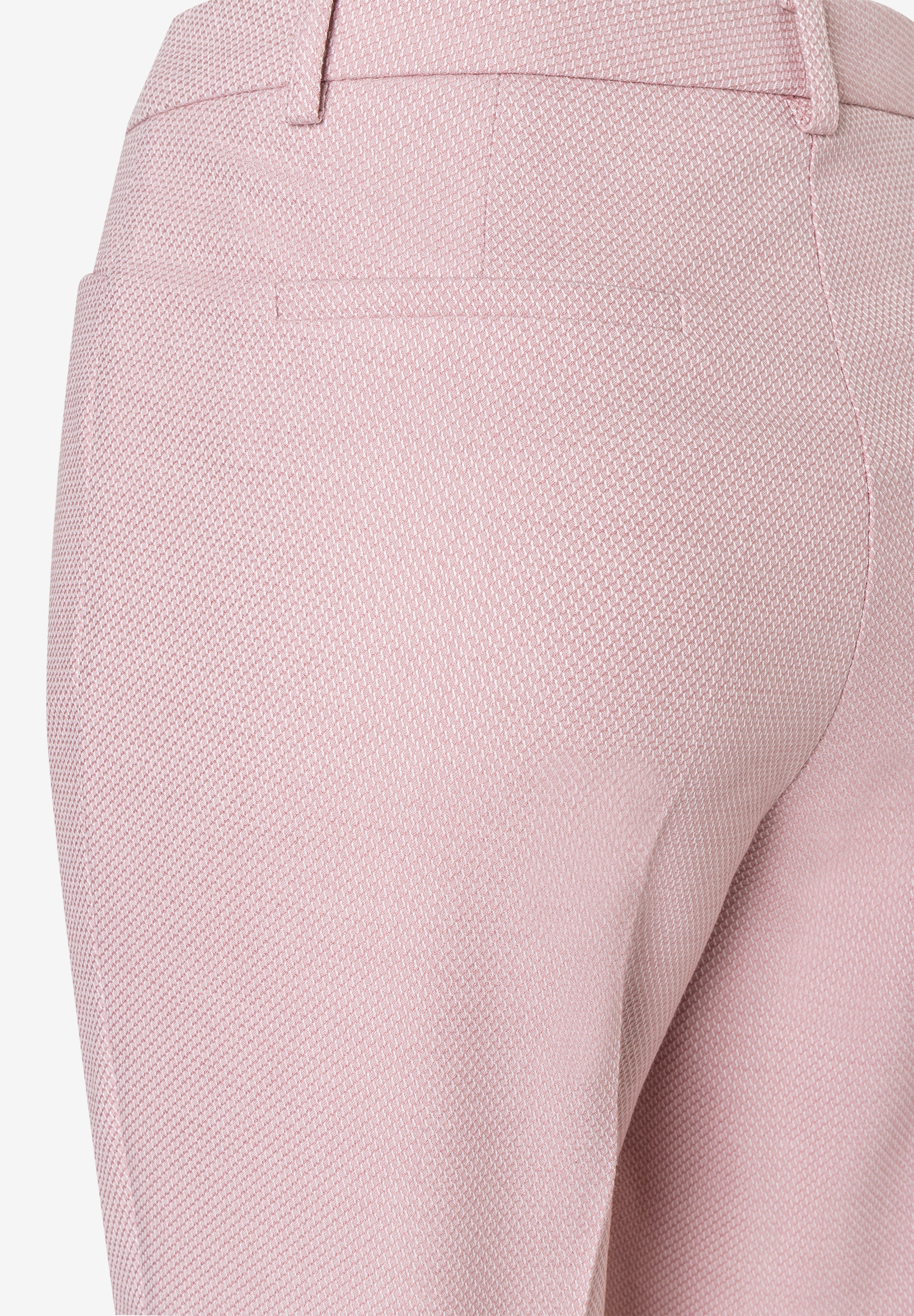 Detailaufnahme der MORE & MORE Stretch Piquee Hose, die Textur und Passform zeigt. Detailaufnahme der MORE & MORE Stretch Piquee Hose, die Textur und Passform zeigt.