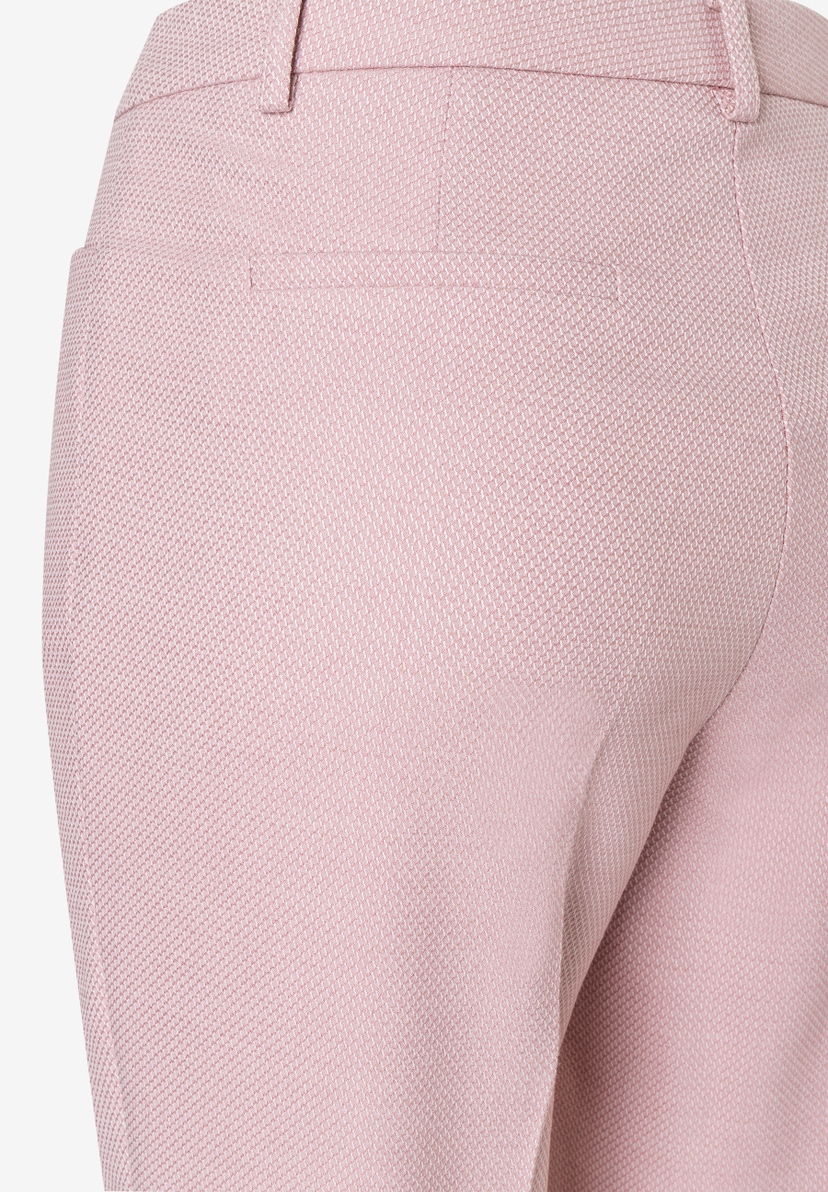 Detailaufnahme der MORE & MORE Stretch Piquee Hose, die Textur und Passform zeigt. Detailaufnahme der MORE & MORE Stretch Piquee Hose, die Textur und Passform zeigt.