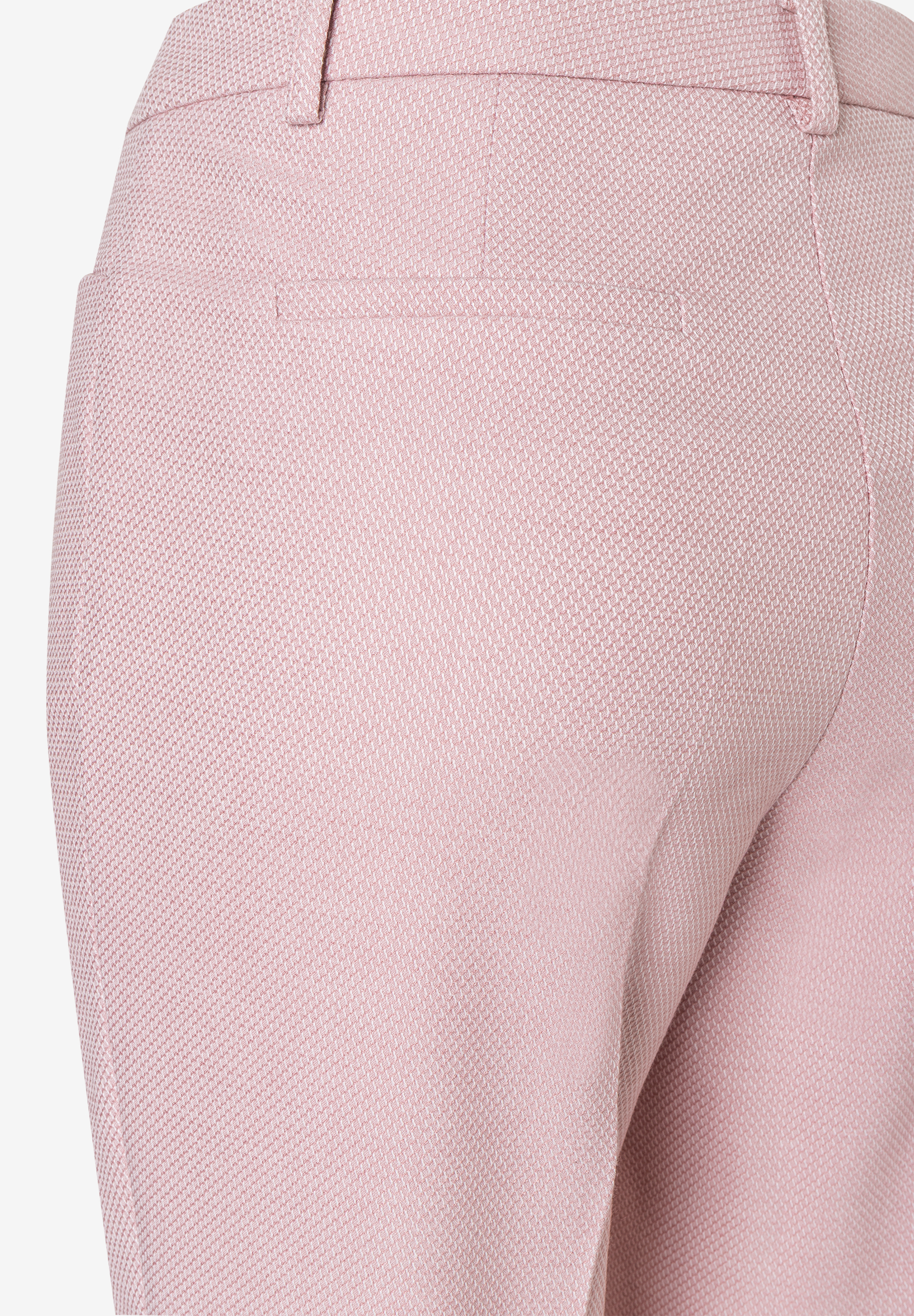Detailaufnahme der MORE & MORE Stretch Piquee Hose, die Textur und Passform zeigt. Detailaufnahme der MORE & MORE Stretch Piquee Hose, die Textur und Passform zeigt.