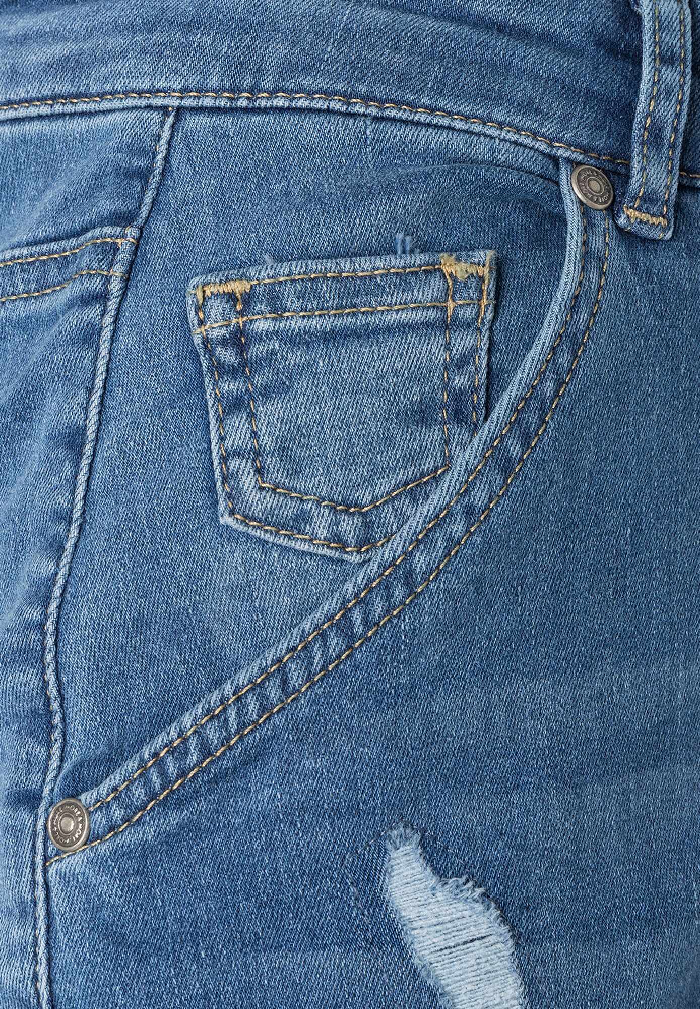 Detailaufnahme einer blauen MORE & MORE Jeanshose mit Stretch-Denim und angedeuteter Tasche. Detailaufnahme einer blauen MORE & MORE Jeanshose mit Stretch-Denim und angedeuteter Tasche.