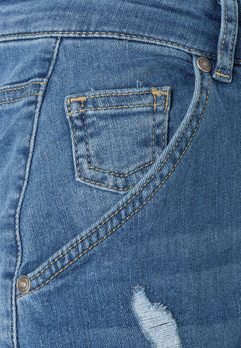 Detailaufnahme einer blauen MORE & MORE Jeanshose mit Stretch-Denim und angedeuteter Tasche. Detailaufnahme einer blauen MORE & MORE Jeanshose mit Stretch-Denim und angedeuteter Tasche.