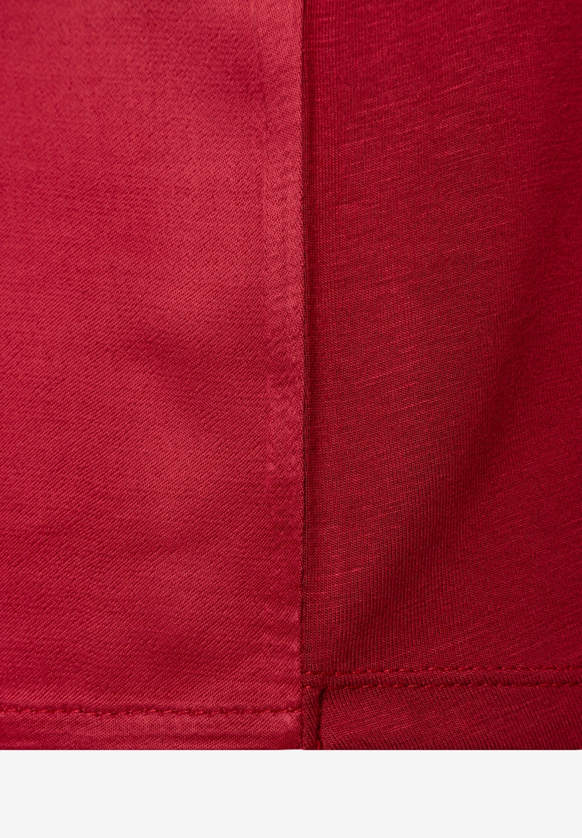 MORE & MORE Oberteil aus Materialmix (Jersey und Satin), mit glänzender Optik und angenehmem Tragekomfort. MORE & MORE Oberteil aus Materialmix (Jersey und Satin), mit glänzender Optik und angenehmem Tragekomfort.