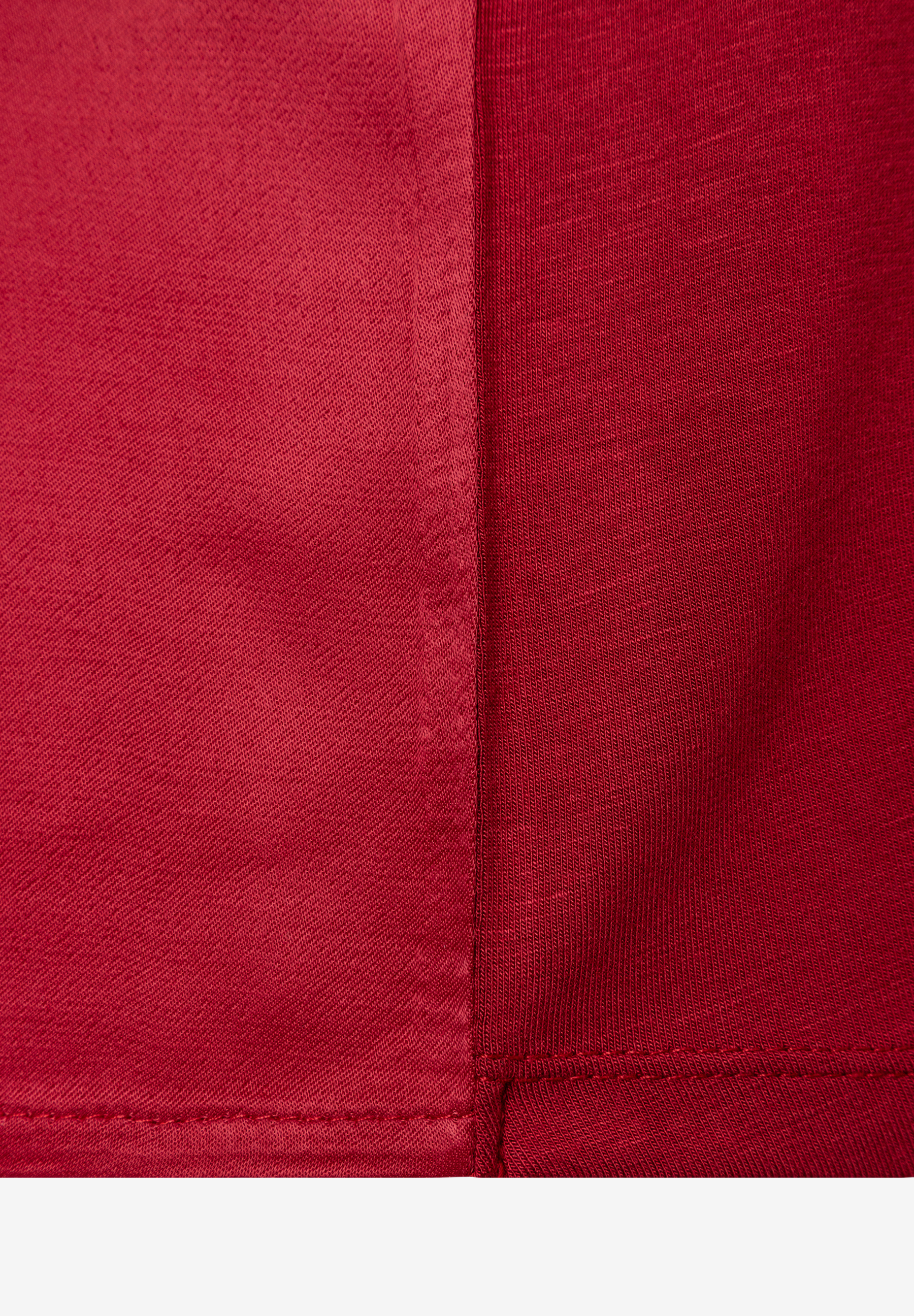 MORE & MORE Oberteil aus Materialmix (Jersey und Satin), mit glänzender Optik und angenehmem Tragekomfort. MORE & MORE Oberteil aus Materialmix (Jersey und Satin), mit glänzender Optik und angenehmem Tragekomfort.