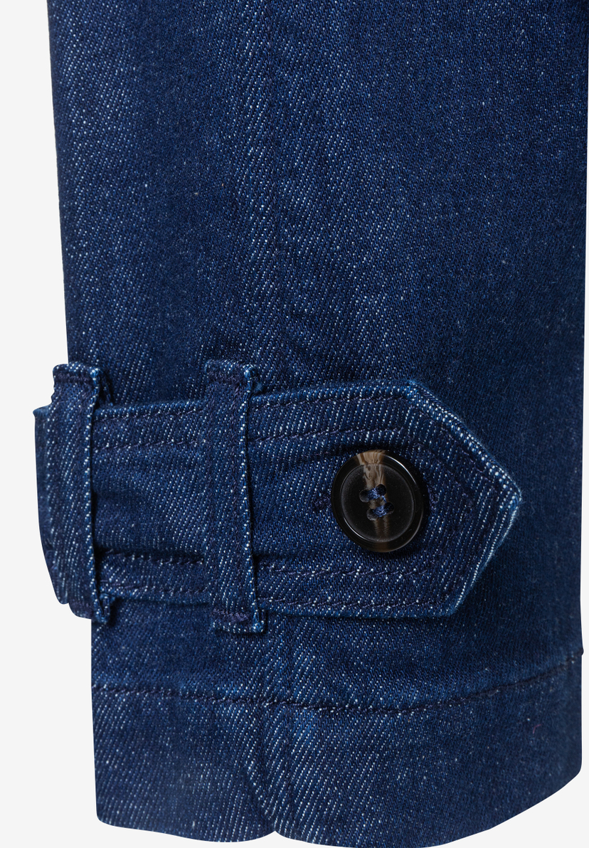Nahaufnahme einer dunkelblauen MORE & MORE Jacke aus robustem Denim mit Knopf und Riegel am Ärmel. Nahaufnahme einer dunkelblauen MORE & MORE Jacke aus robustem Denim mit Knopf und Riegel am Ärmel.