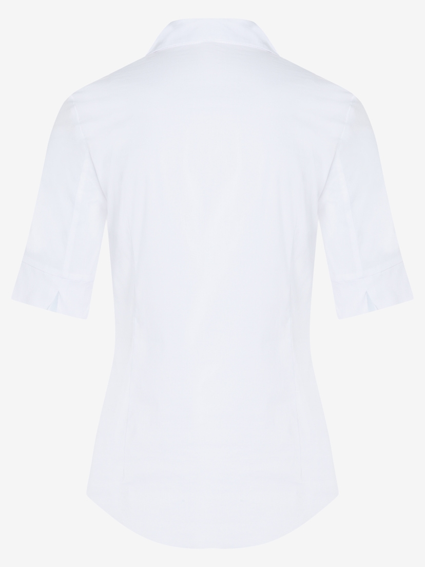 Die Rückansicht einer weißen Bluse von MORE & MORE mit halblangen Ärmeln. Die Rückansicht einer weißen Bluse von MORE & MORE mit halblangen Ärmeln.