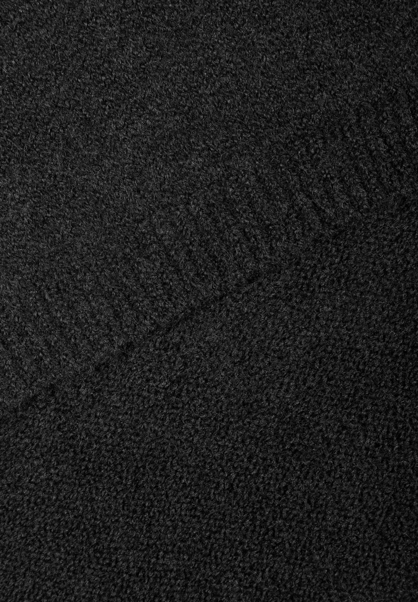 MORE & MORE Accessoires: Nahaufnahme von schwarzem, flauschigem Stoff.