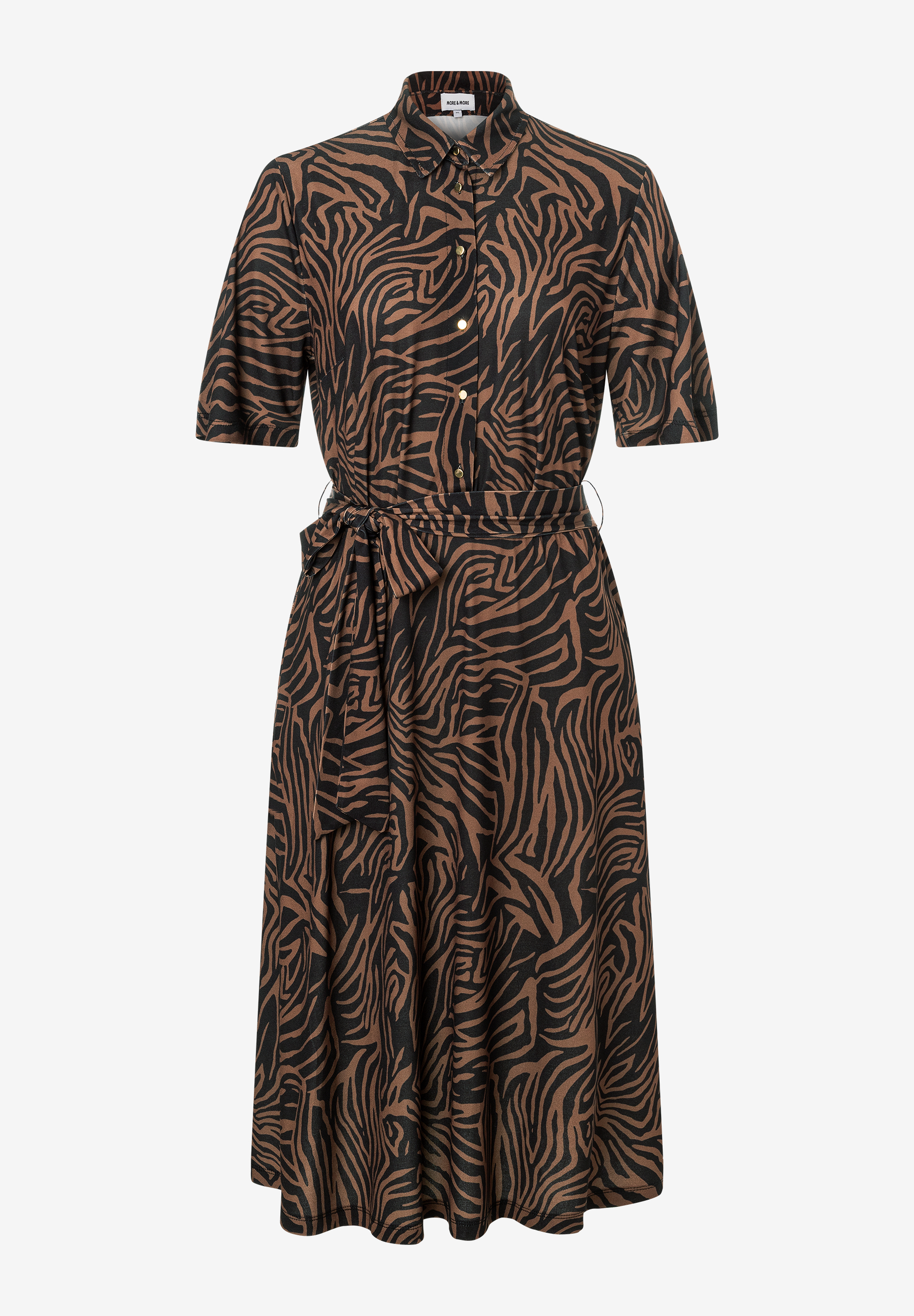 Ein MORE & MORE Oberteil-Kleid mit Zebra-Muster und Gürtel auf weißem Hintergrund. Ein MORE & MORE Oberteil-Kleid mit Zebra-Muster und Gürtel auf weißem Hintergrund.