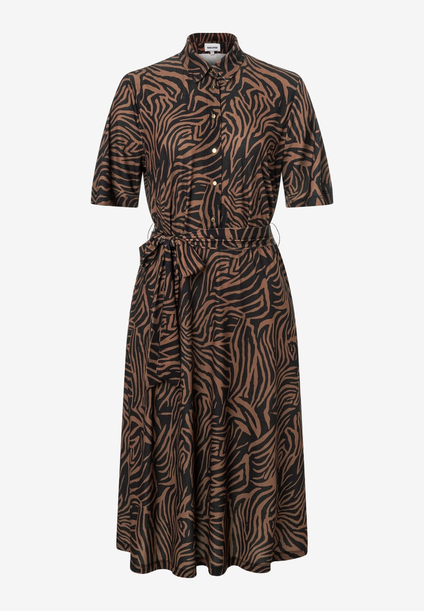 Ein MORE & MORE Oberteil-Kleid mit Zebra-Muster und Gürtel auf weißem Hintergrund. Ein MORE & MORE Oberteil-Kleid mit Zebra-Muster und Gürtel auf weißem Hintergrund.