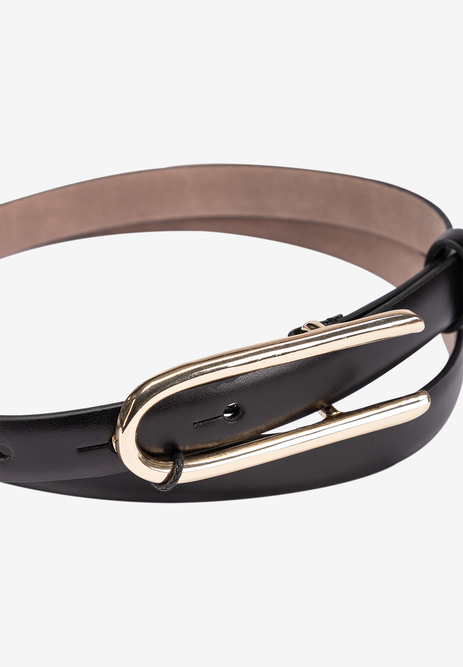 Nahaufnahme eines MORE & MORE Gürtels aus schwarzem Leder mit goldfarbener Schnalle. Nahaufnahme eines MORE & MORE Gürtels aus schwarzem Leder mit goldfarbener Schnalle.