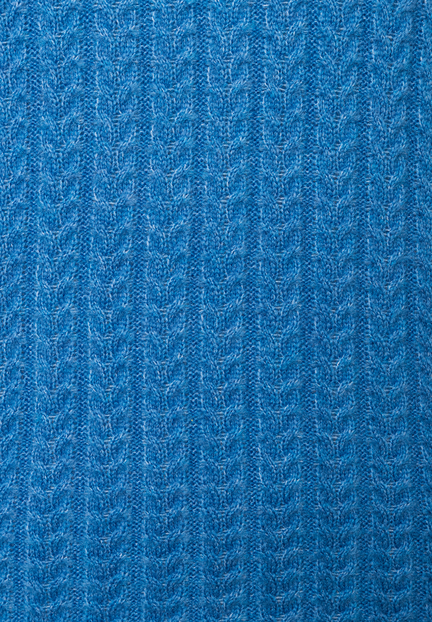 Nahaufnahme eines blauen MORE & MORE Strickwaren-Oberteils mit feinem Zopfmuster. Nahaufnahme eines blauen MORE & MORE Strickwaren-Oberteils mit feinem Zopfmuster.