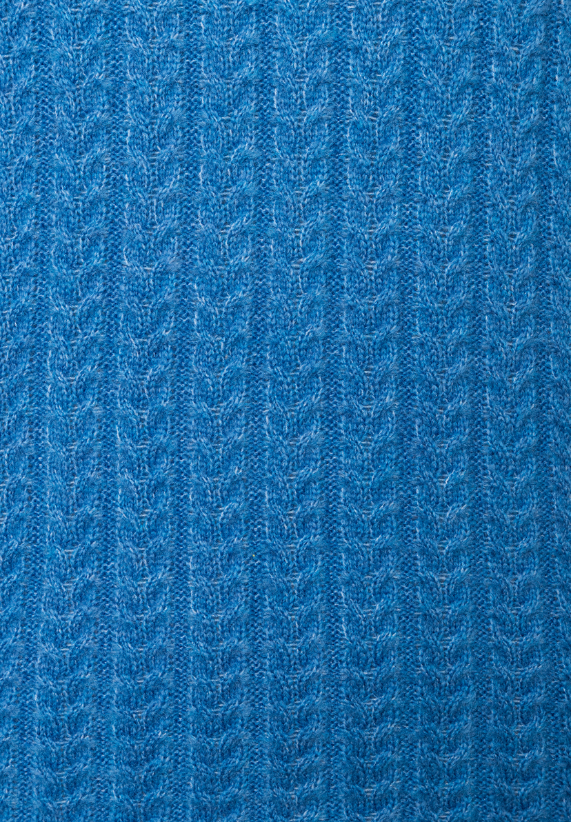 Nahaufnahme eines blauen MORE & MORE Strickwaren-Oberteils mit feinem Zopfmuster. Nahaufnahme eines blauen MORE & MORE Strickwaren-Oberteils mit feinem Zopfmuster.