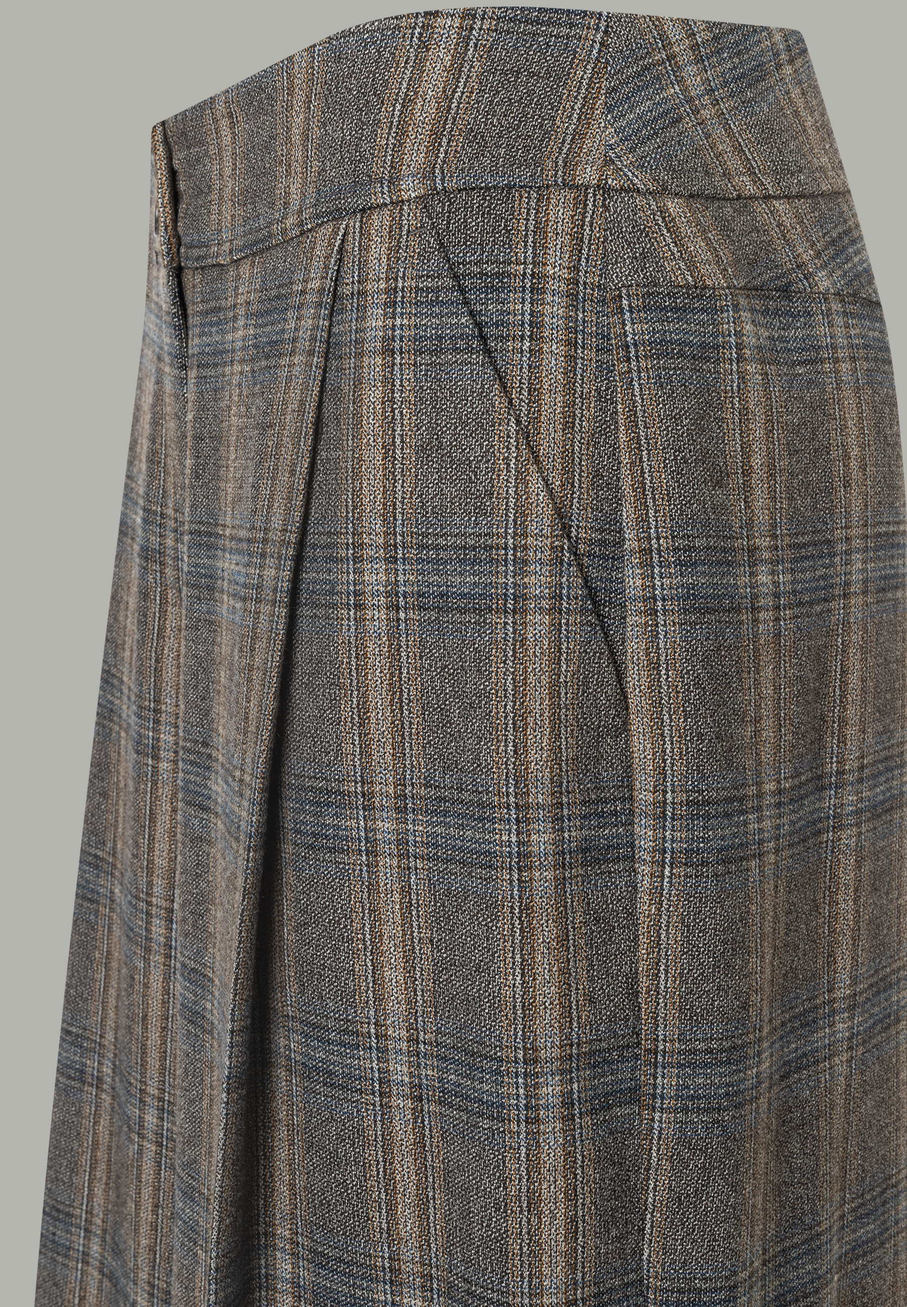 Nahaufnahme einer karierten MORE & MORE Hose. Das Muster ist braun, blau und grau. 