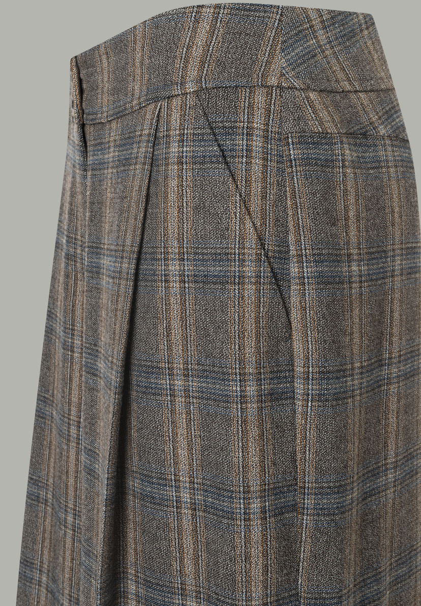 Nahaufnahme einer karierten MORE & MORE Hose. Das Muster ist braun, blau und grau. 