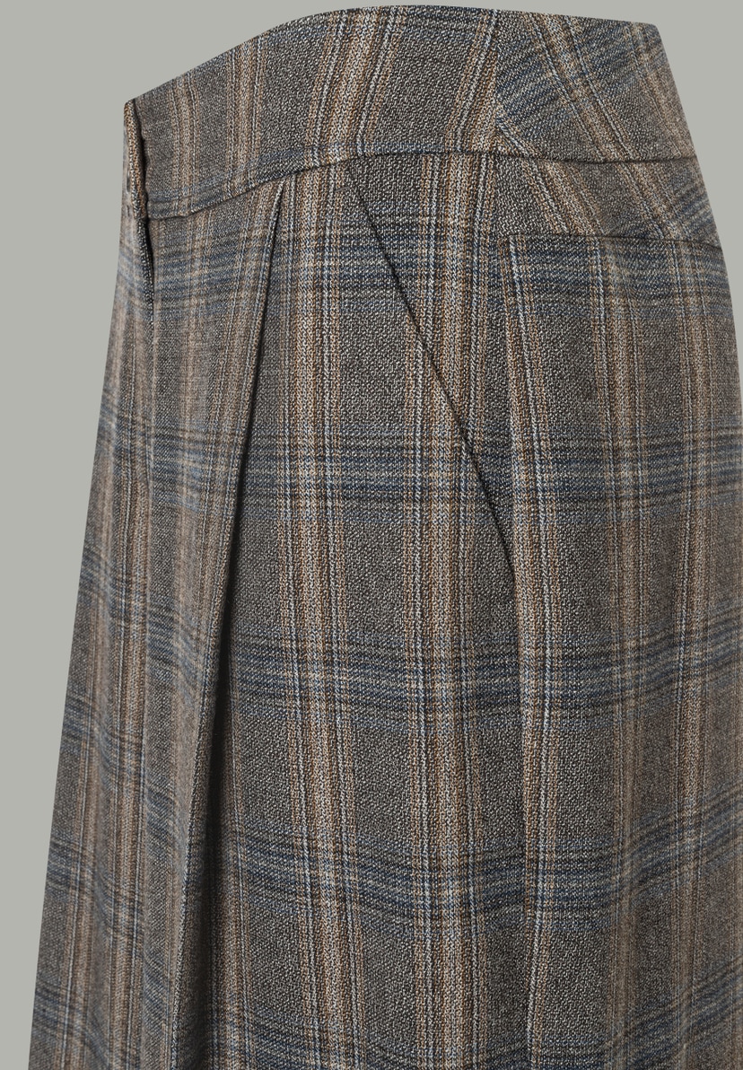 Nahaufnahme einer karierten MORE & MORE Hose. Das Muster ist braun, blau und grau. Nahaufnahme einer karierten MORE & MORE Hose. Das Muster ist braun, blau und grau.