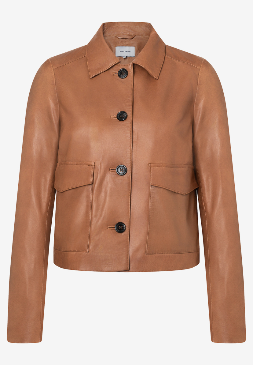 MORE & MORE Kurzjacke aus Echtleder. Langarm, Umlegekragen, durchgehende Knopfleiste, zwei aufgesetzte Pattentaschen. Angenehmer Tragekomfort. MORE & MORE Kurzjacke aus Echtleder. Langarm, Umlegekragen, durchgehende Knopfleiste, zwei aufgesetzte Pattentaschen. Angenehmer Tragekomfort.