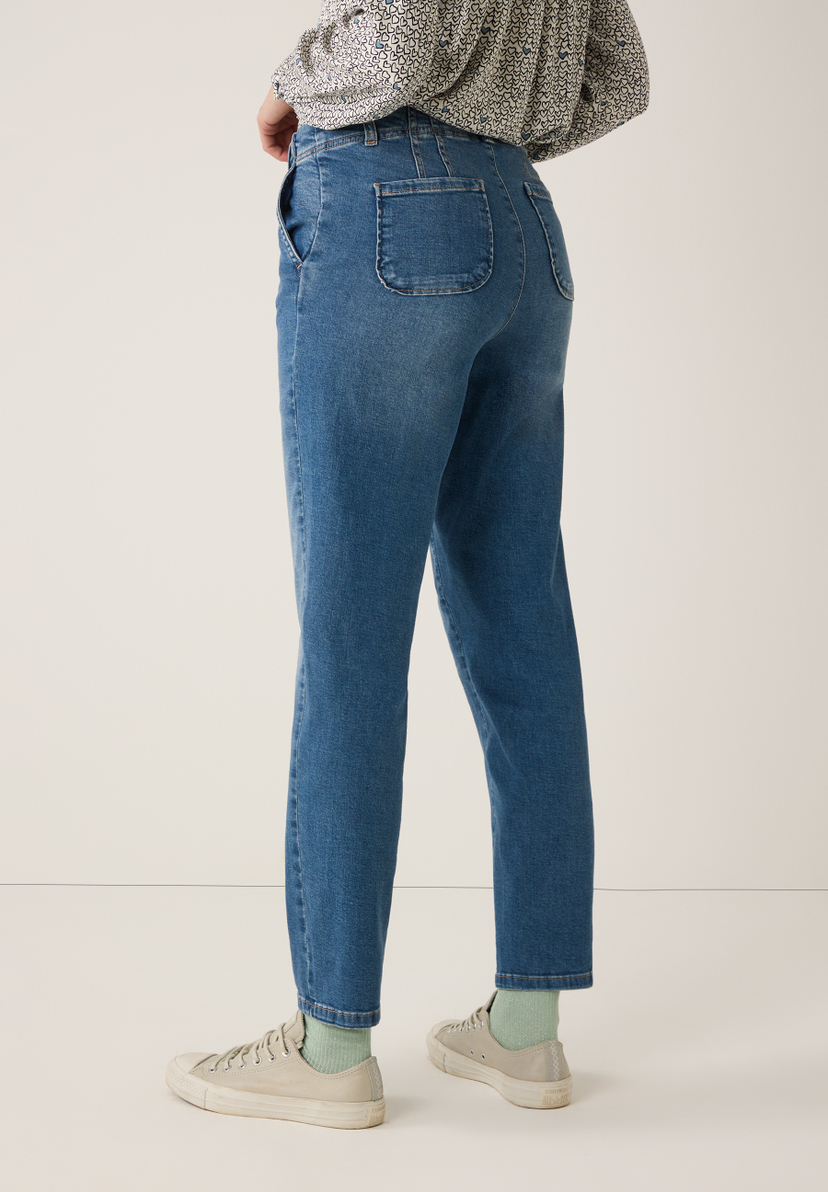 Ein Model trägt MORE & MORE Jeans, lässig mit Sneakern und Bluse kombiniert. Ein Model trägt MORE & MORE Jeans, lässig mit Sneakern und Bluse kombiniert.