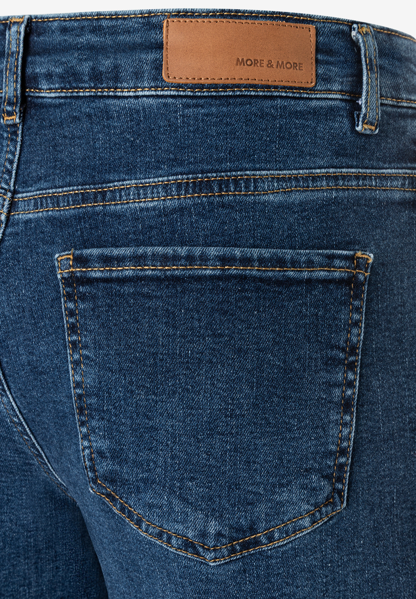 MORE & MORE blaue Denim-Jeans mit Gesäßtasche und braunem Marken-Patch am Bund. Angenehmer Tragekomfort. MORE & MORE blaue Denim-Jeans mit Gesäßtasche und braunem Marken-Patch am Bund. Angenehmer Tragekomfort.