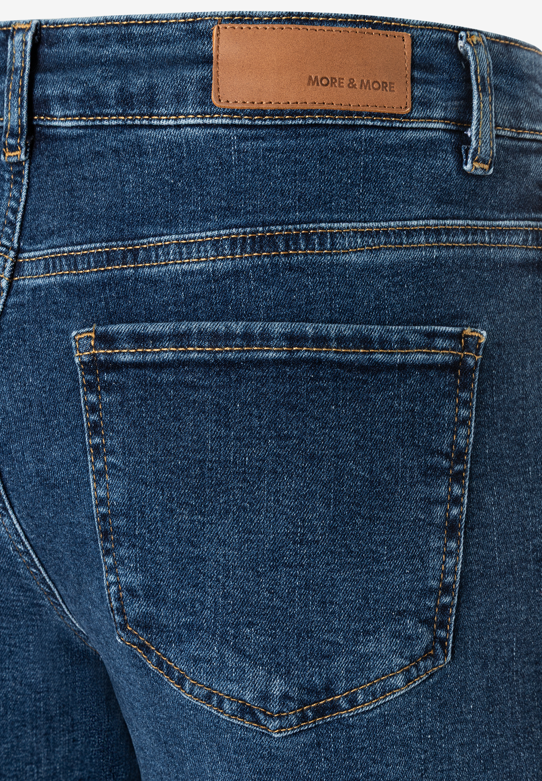 MORE & MORE blaue Denim-Jeans mit Gesäßtasche und braunem Marken-Patch am Bund. Angenehmer Tragekomfort. MORE & MORE blaue Denim-Jeans mit Gesäßtasche und braunem Marken-Patch am Bund. Angenehmer Tragekomfort.