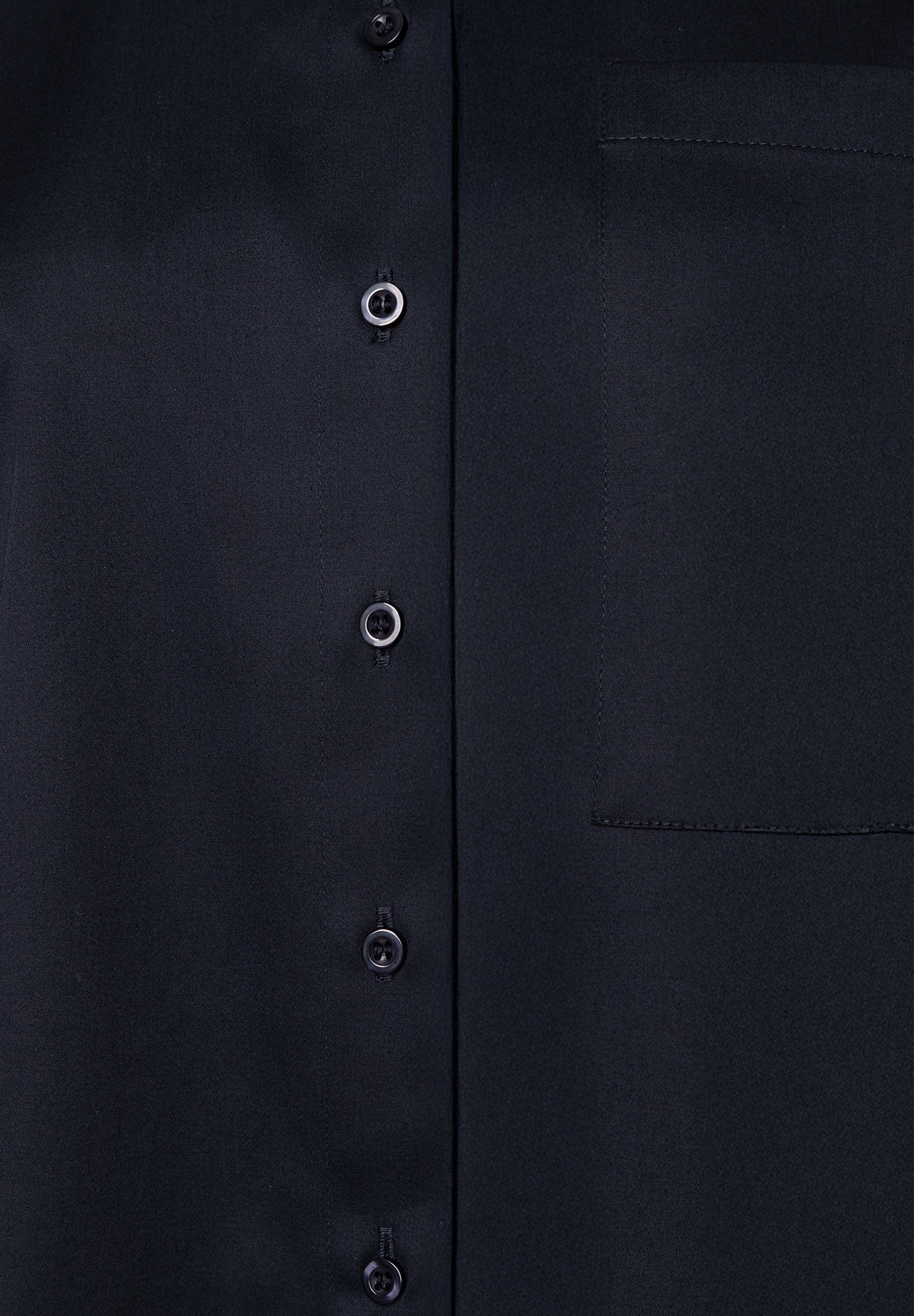 MORE & MORE Bluse aus Popeline, dunkelblau. Detailansicht der Knopfleiste und einer aufgesetzten Brusttasche. MORE & MORE Bluse aus Popeline, dunkelblau. Detailansicht der Knopfleiste und einer aufgesetzten Brusttasche.