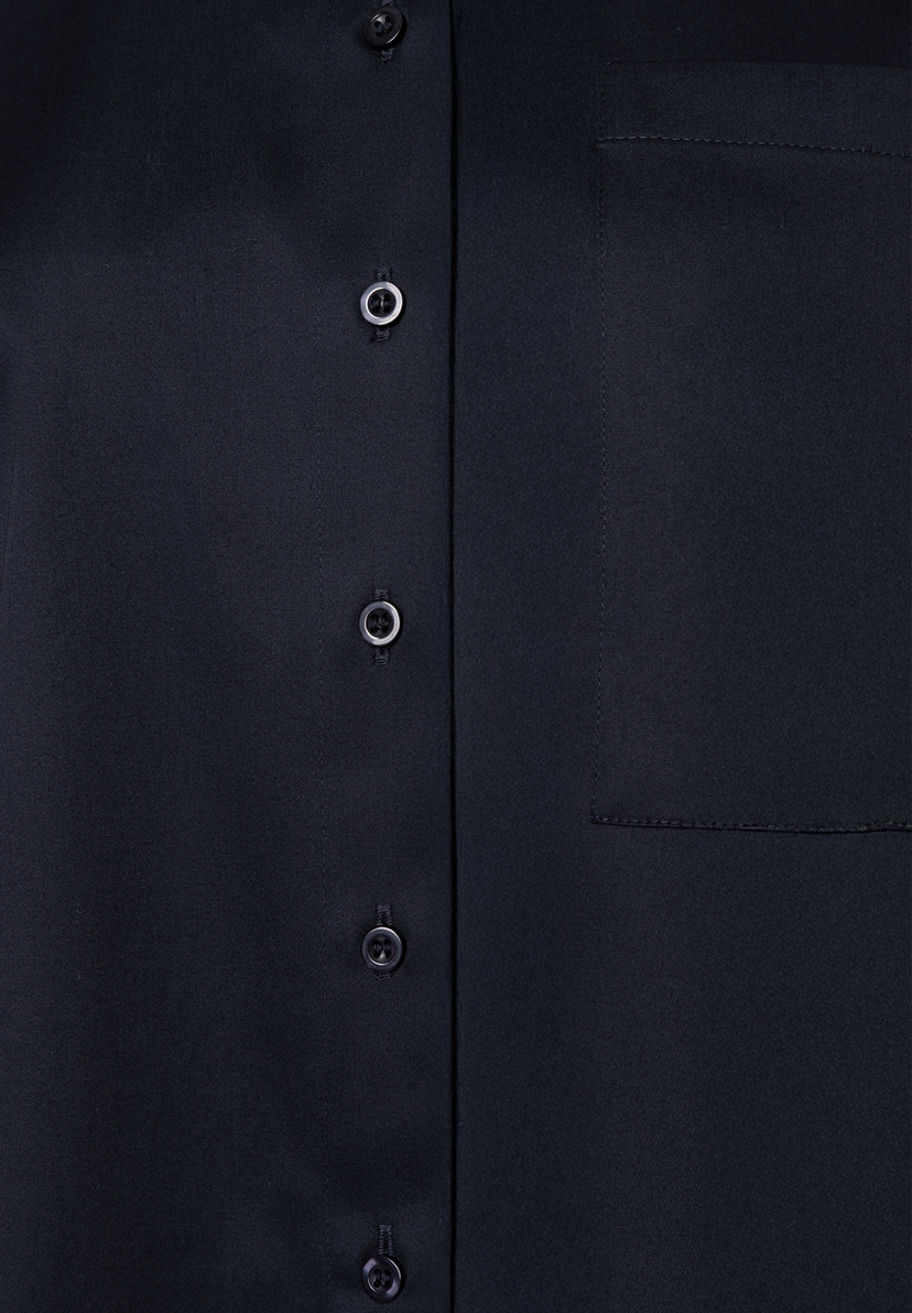MORE & MORE Bluse aus Popeline, dunkelblau. Detailansicht der Knopfleiste und einer aufgesetzten Brusttasche. MORE & MORE Bluse aus Popeline, dunkelblau. Detailansicht der Knopfleiste und einer aufgesetzten Brusttasche.