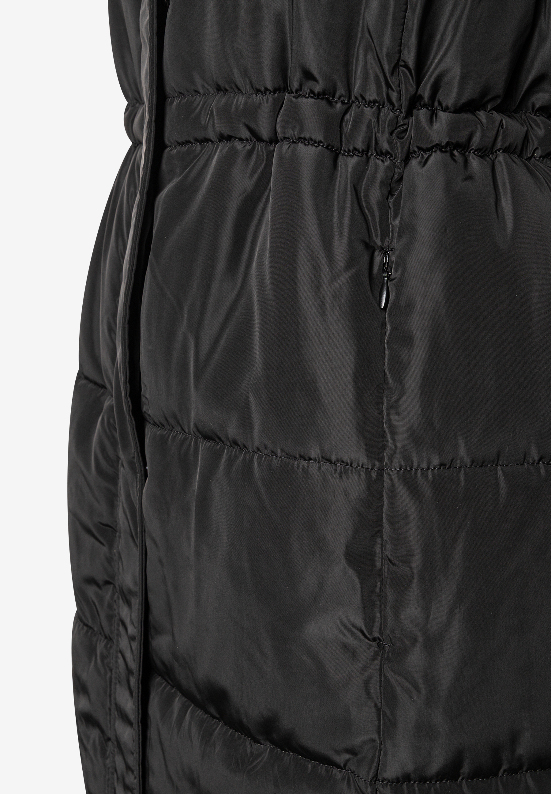 Detailaufnahme einer schwarzen, gesteppten MORE & MORE Jacke mit Tunnelzug an der Taille. Wärmende Webware. Detailaufnahme einer schwarzen, gesteppten MORE & MORE Jacke mit Tunnelzug an der Taille. Wärmende Webware.