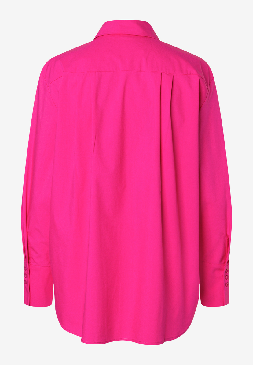 Rückansicht einer pinken MORE & MORE Bluse aus Popeline mit Knöpfen an den Ärmeln. Rückansicht einer pinken MORE & MORE Bluse aus Popeline mit Knöpfen an den Ärmeln.