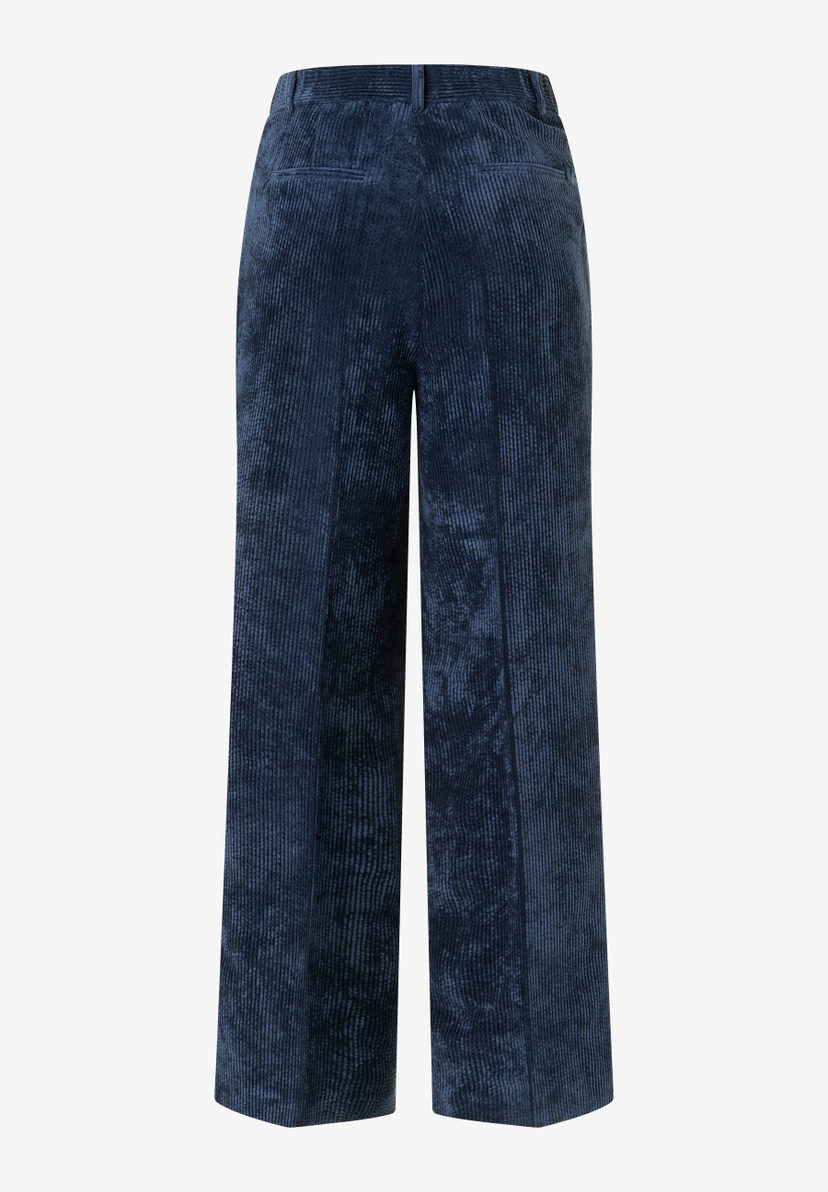 MORE & MORE Jeans aus elastischem, dunkelblauem Cord. Sie hat einen weichen Griff und bietet angenehmen Tragekomfort. MORE & MORE Jeans aus elastischem, dunkelblauem Cord. Sie hat einen weichen Griff und bietet angenehmen Tragekomfort.