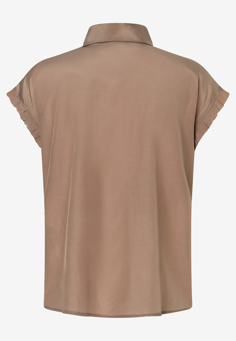 Die MORE & MORE Bluse ist aus Webware mit kurzem Arm und Kragen.