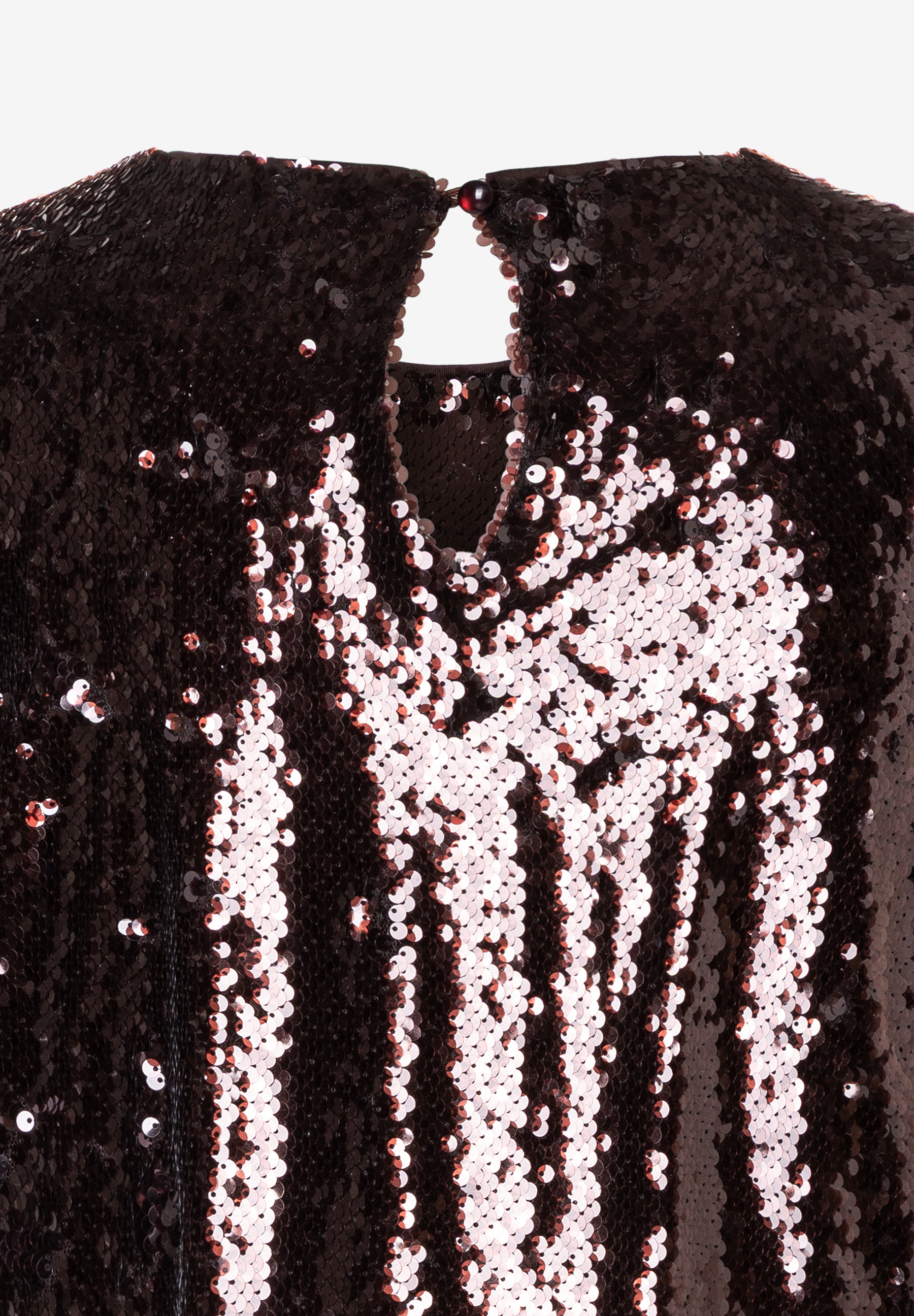 Nahaufnahme einer glänzenden MORE & MORE Bluse, Polyester, mit kurzem Schlitz am Nacken. Nahaufnahme einer glänzenden MORE & MORE Bluse, Polyester, mit kurzem Schlitz am Nacken.