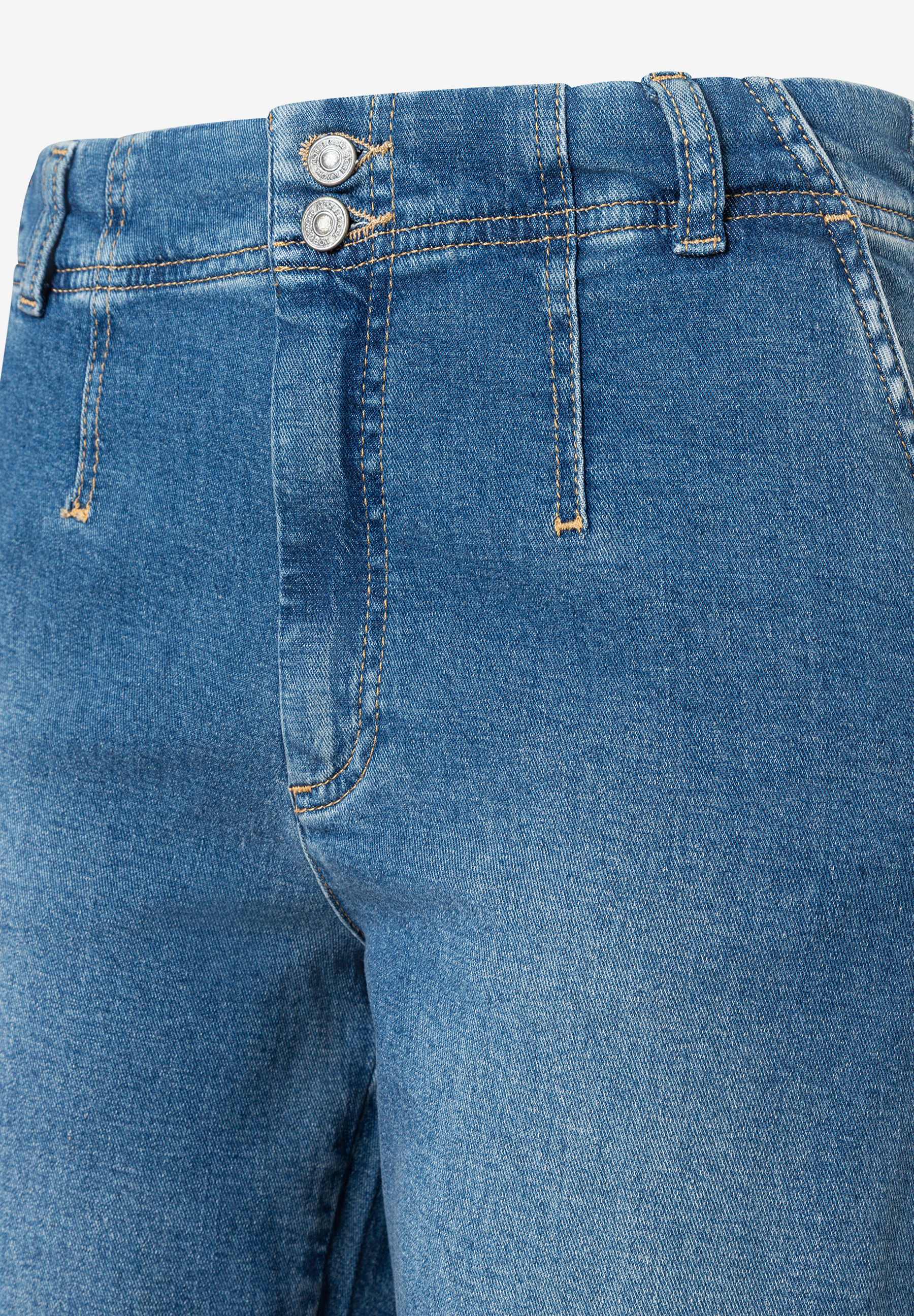 Nahaufnahme von MORE & MORE Jeans mit Knopfleiste und Gürtelschlaufen. Nahaufnahme von MORE & MORE Jeans mit Knopfleiste und Gürtelschlaufen.